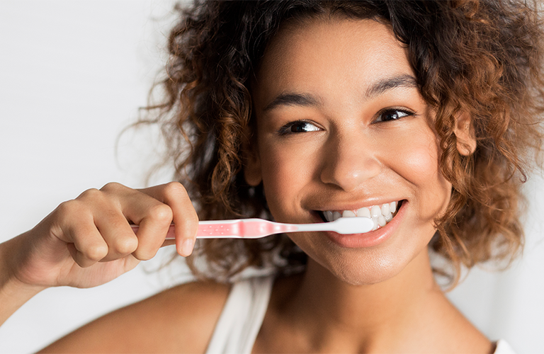 Construye una gran sonrisa con Fluocardent de JGB, y sus cepillos de dientes, más razones para compartir tu felicidad.