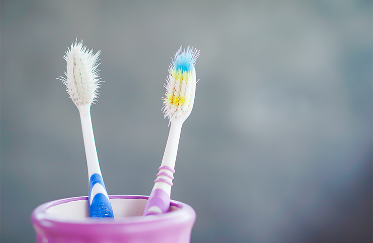 Fluocardent de JGB te explica cómo, por qué y cuándo debes cambiar tu cepillo de dientes, y la mejor opción para una sonrisa sana.