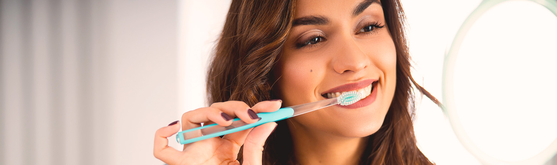 Sonrisas perfectas con Fluocardent de JGB, gracias a la línea de cepillos de dientes, limpieza y frescura con menos manchas.